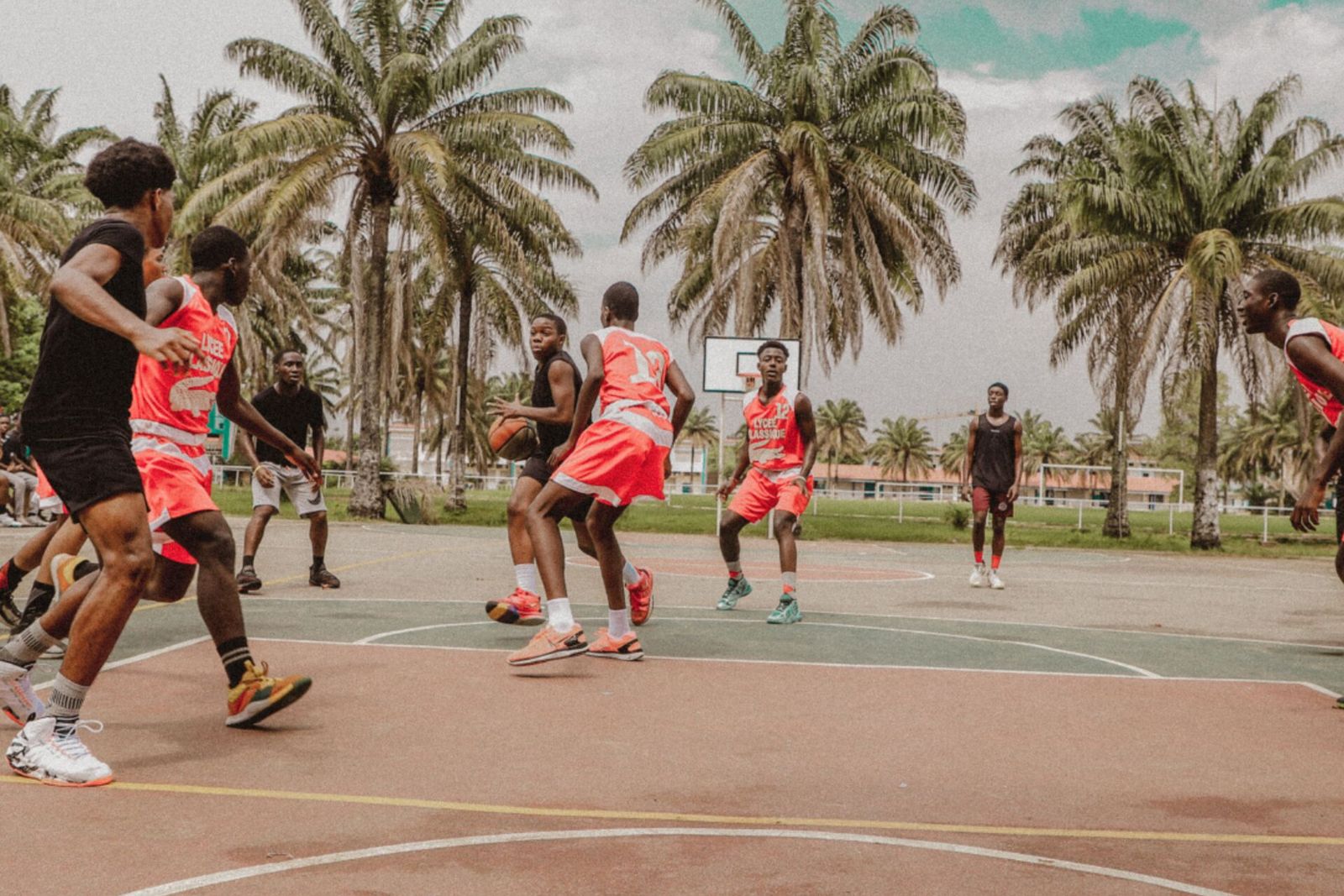 Match NSC en plein air, sous les palmiers d’Abidjan